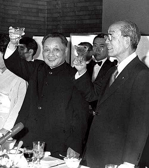 鄧小平訪日“自我批評”，引得記者鬨堂大笑，日媒：真是名不虛傳