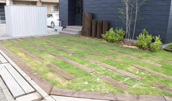 院子打水泥太呆板，種草坪拼鋪舊大木板，院內景色好花的錢還少