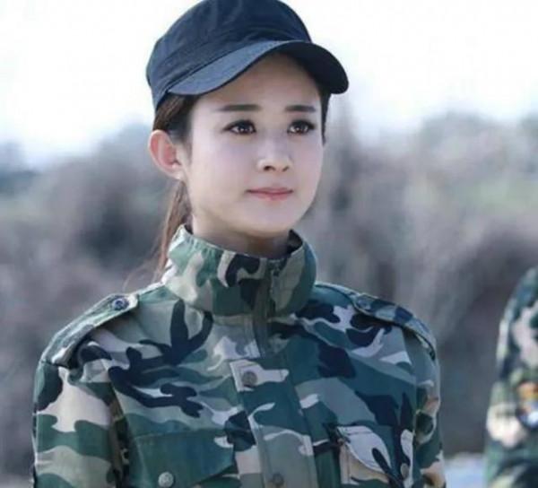 趙麗穎穿軍裝，有的英姿颯爽，有的可可愛愛，這反差萌太絕了