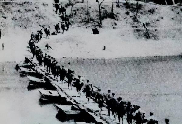 毛主席打了個極秘密的電報給劉鄧，稱陝北甚為困難，劉鄧隨即領會