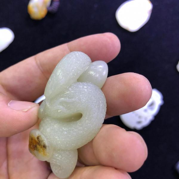 新疆和田玉原石灑金黃皮黑皮三色白玉籽料 俏雕小把件 大掛件 蛇 新疆和田玉原石灑金黃皮黑皮三色白玉籽料 俏雕小把件 大掛件 蛇