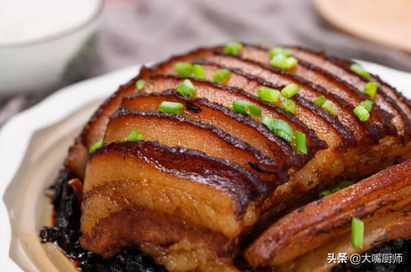 4步做出正宗的梅菜扣肉，鮮香酥爛，入口即化，上桌全家人搶著吃