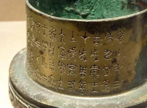 村民偶然挖出18件青銅器,原以為“犯了法”,專家卻獎勵他400塊 村民偶然挖出18件青銅器,原以為“犯了法”,專家卻獎勵他400塊