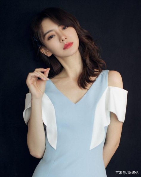 戚薇又穿女兒的裙子，藍色修身裙和花邊，甜美像少女嗎？
