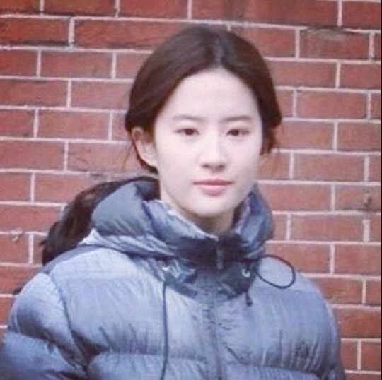 雖然五官有瑕疵,這些女演員卻堅持零整容,照樣美得傾國傾城 雖然五官有瑕疵,這些女演員卻堅持零整容,照樣美得傾國傾城