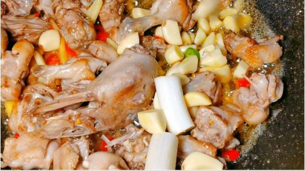 川菜的另一經典：子姜鴨，肉質軟嫩，麻辣適中，養生還養身