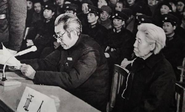 1976年，漢奸妻子赴日討要鉅額遺產，竟在法庭上遇到四個&OpenCurlyDoubleQuote;自己&rdquo;