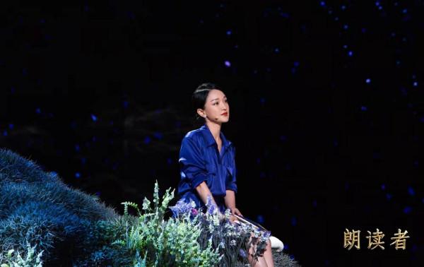 周迅登上《朗讀者》！穿紫裙將優雅刻進骨子裡，跟董卿相擁超養眼