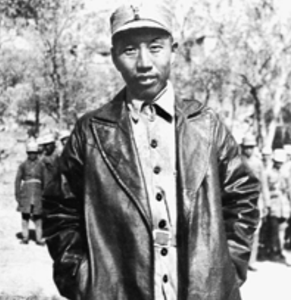 毛主席去南泥灣視察，王震請客吃燒雞，飯後主席悄悄將雞架塞兜裡