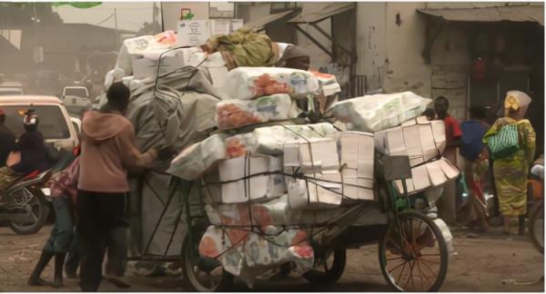 非洲人為了賺錢有多拼？腳踏車載800斤木炭，看著都害怕