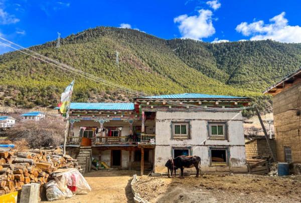 西藏與雲南交界處的懸崖村，進出道路難行，風光卻美如世外桃源