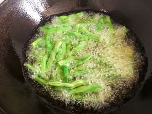 這幾道乾煸菜，焦香四溢，麻辣過癮，下酒又下飯