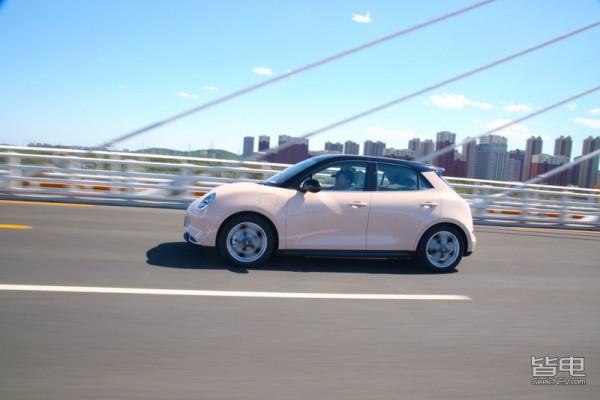 十萬塊女性買車怎麼選？尤拉好貓還是本田飛度，線上等...