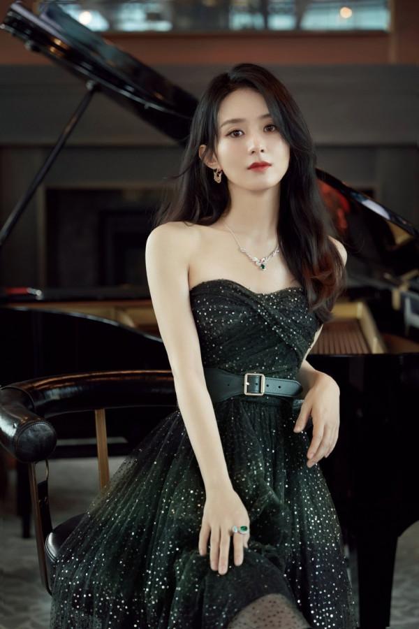 楊冪趙麗穎迪麗熱巴劉詩詩楊穎超仙禮服造型，你最pick誰？