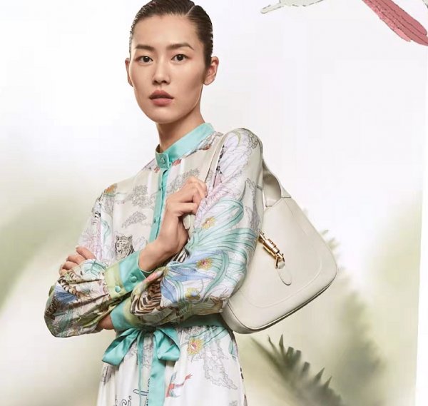 Gucci虎年放大招！劉雯梳大背頭直接把老虎穿身上，氣場比鄧倫強