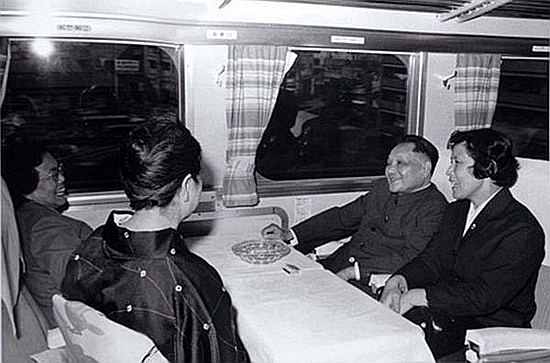 鄧小平訪日“自我批評”，引得記者鬨堂大笑，日媒：真是名不虛傳