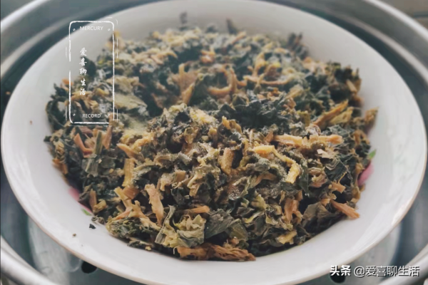 霜降後，我家常吃菜乾，泡一泡切碎上鍋蒸熟，清香撲鼻，簡單好吃