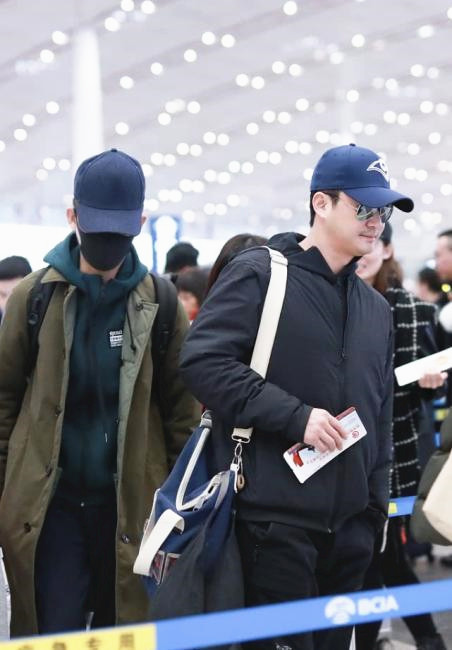 “百億影帝”吳京真低調，獨自走機場無助理保鏢，張譯同行顯樸素