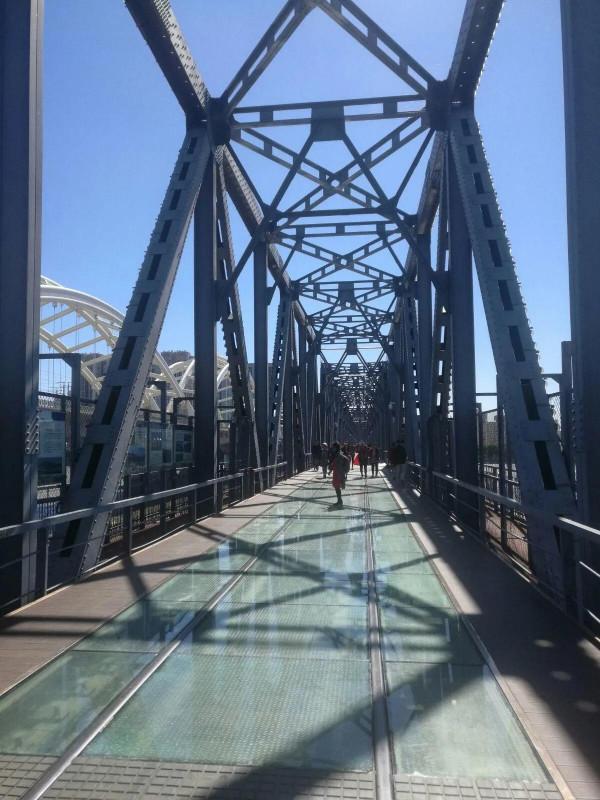 一橋飛架南北,天塹變通途 一橋飛架南北,天塹變通途