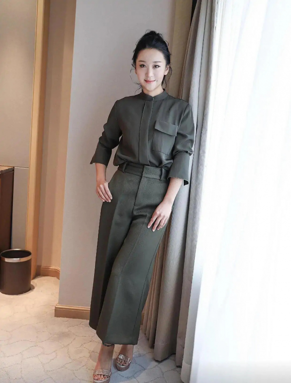 苗圃年紀越大越漂亮,穿軍綠色襯衫配闊腿褲,美出新高度 苗圃年紀越大越漂亮,穿軍綠色襯衫配闊腿褲,美出新高度