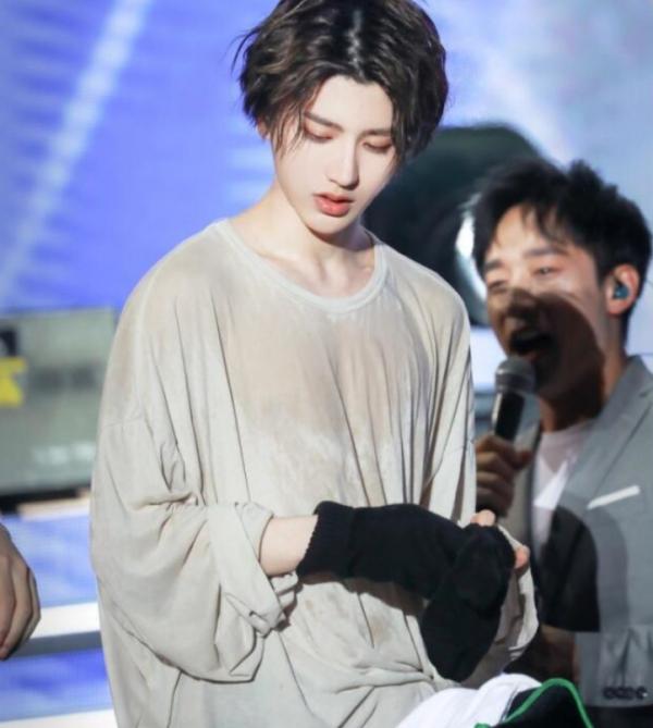 《奔跑吧》8位MC曝光，蔡徐坤黃旭熙退出，流量明星的末日到了