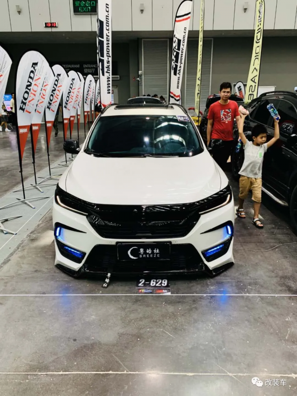 再加10萬塊本田皓影也很帥，自己開模做套件玩姿態