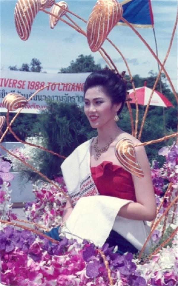 54歲英拉穿粉衣扮嫩,同框比美贏小24歲不丹王后,哥哥始終守護她 54歲英拉穿粉衣扮嫩,同框比美贏小24歲不丹王后,哥哥始終守護她