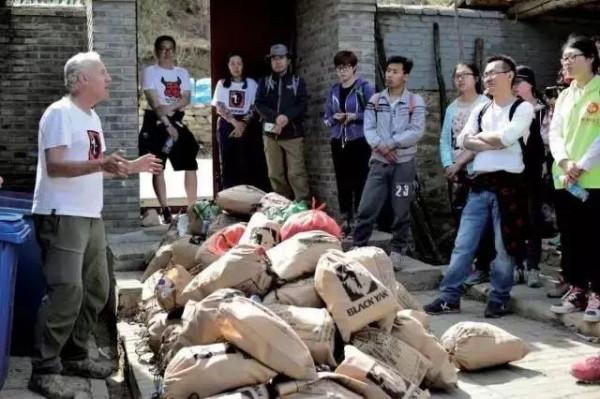 這個英國老頭在長城撿了22年垃圾，不僅閃婚了箇中國媳婦，還上BBC被英女王授予勳章