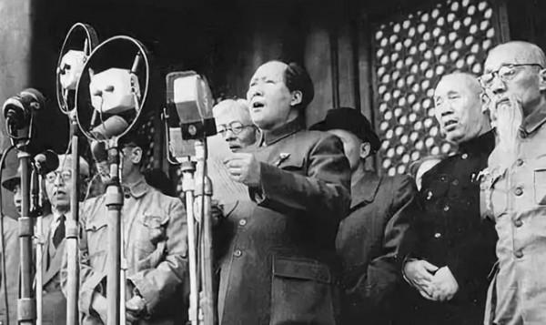 49年開國大典前夜,兩名日本人在天安門前,為何看到毛主席就跑? 49年開國大典前夜,兩名日本人在天安門前,為何看到毛主席就跑?