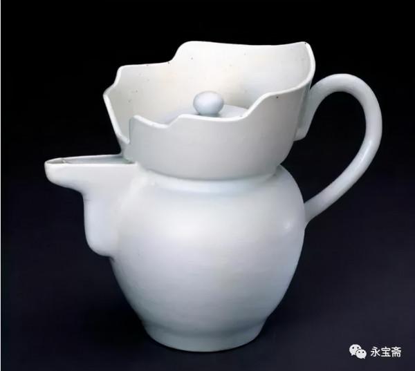 大明弘治年制款黃釉刻龍鳳紋僧帽壺