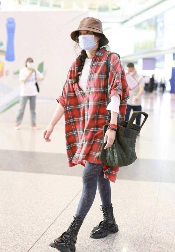 舒淇真是骨子裡的“高階”，穿格紋襯衫配打底褲，氣質仍出眾