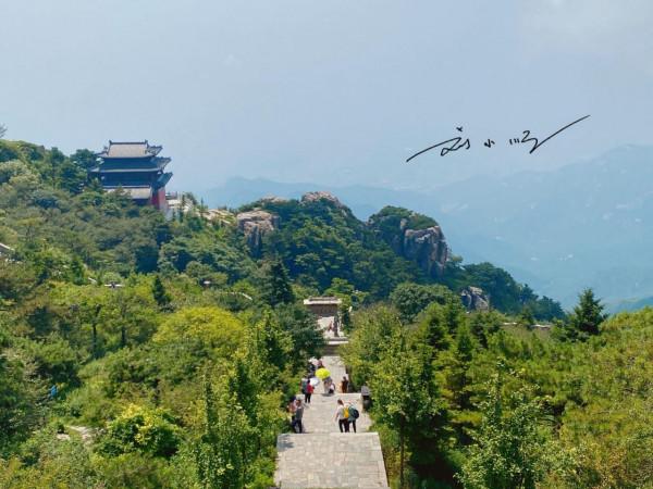 泰山山頂這塊著名的石頭，有的遊客非常熟悉，有的遊客卻不知道
