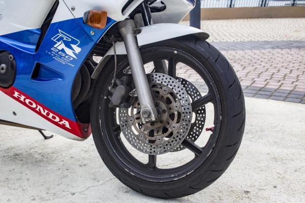 舊時代的本田CBR250RR與新時代的川崎ZX25R摩托車對決測評