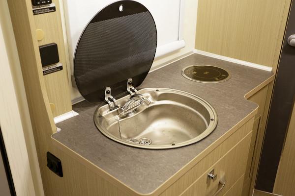 中美合資品牌，高階品質價格親民瑞弗V800E房車，為大廠品質點贊