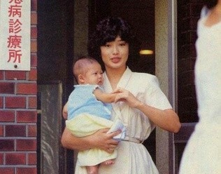 山口百惠:21歲嫁三浦友和,4年後生下兒子,穿著樸素笑容卻更美 山口百惠:21歲嫁三浦友和,4年後生下兒子,穿著樸素笑容卻更美