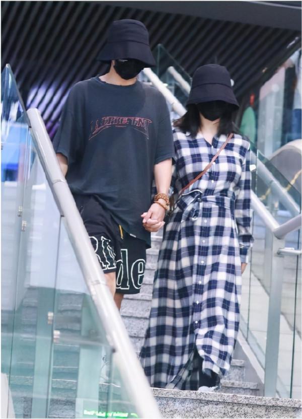 謝娜錄製完《快本》返家陪女兒過中秋節,扎雙麻花辮少女感十足 謝娜錄製完《快本》返家陪女兒過中秋節,扎雙麻花辮少女感十足