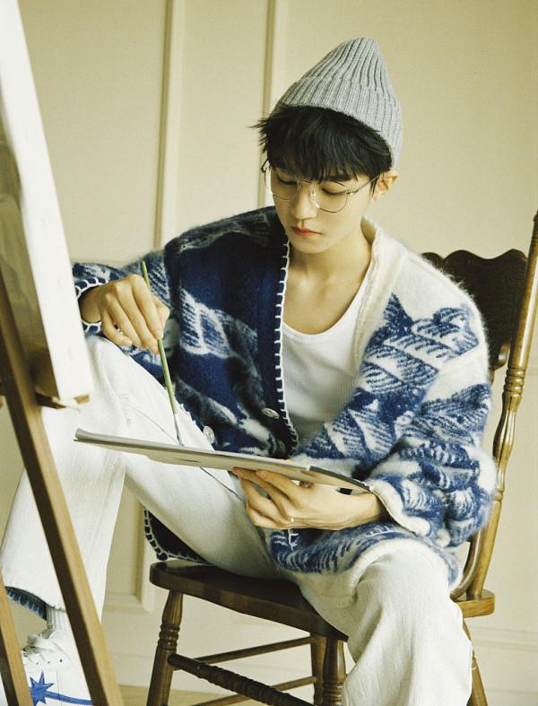 王俊凱執筆著墨變多才小畫家 留劉海戴眼鏡文藝範吸睛