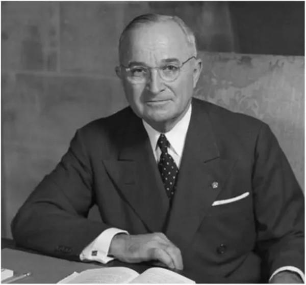 1992年，看完劉華清提交的香港接收方案，鄧公批示兩個字：軟了