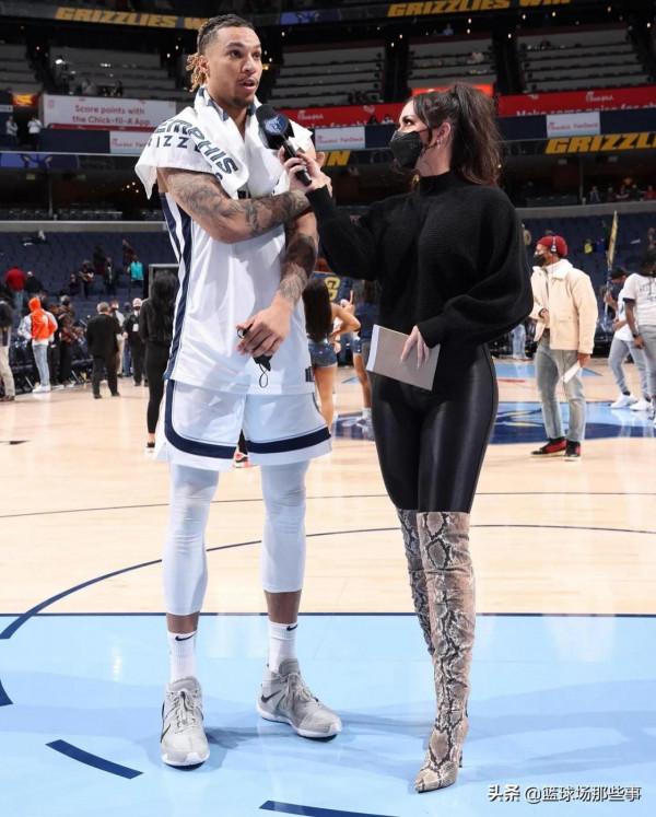 著裝得體且時尚感十足:灰熊的這位現場女記者讓人眼前一亮 著裝得體且時尚感十足:灰熊的這位現場女記者讓人眼前一亮