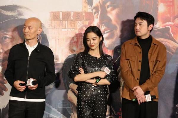 《古董局中局》首映，辛芷蕾穿皮衣套裝亮相，高挑身材藏都藏不住