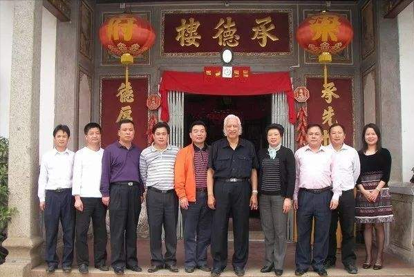 1947年廣東夫婦收養印尼棄嬰&comma;傾家蕩產給他創業&comma;50年後他億萬身家