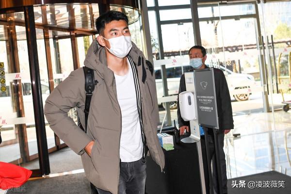 國足報到高畫質:戴偉浚首次亮相,蒿俊閔身著紅裝,韓佳奇潮味十足 國足報到高畫質:戴偉浚首次亮相,蒿俊閔身著紅裝,韓佳奇潮味十足