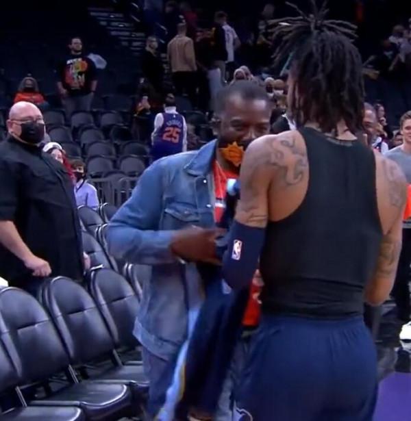 莫蘭特絕殺太陽後，將球衣送給保羅父親