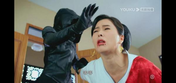 《鐵拳英雄》趙紅花得神秘黑衣人相助，這個人是路師傅？