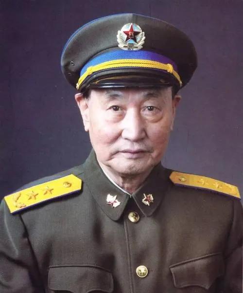 北空司令員劉玉堤在飯店遭遇流氓讓其讓座，將軍說：你有資格嗎？