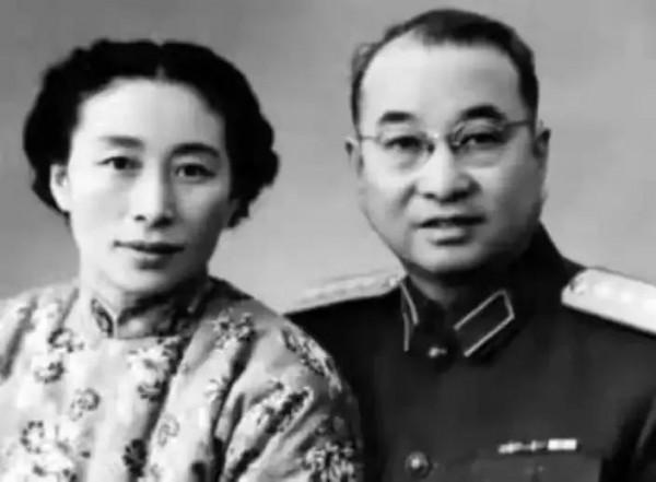 1943年，陳賡經常去延河邊，大家問他去幹嘛，他炫耀說：去接老婆