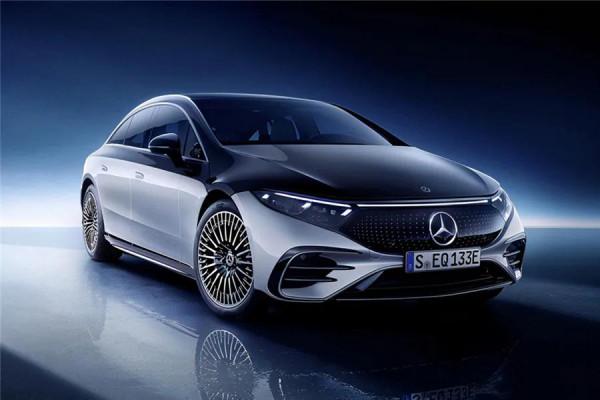 約合人民幣152萬，賓士EQS正式登場，網友：真當國人人傻錢多嗎？