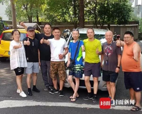 大叔借錢買車帶患癌朋友旅遊:“如果他死在路上,我一定帶他回家” 大叔借錢買車帶患癌朋友旅遊:“如果他死在路上,我一定帶他回家”