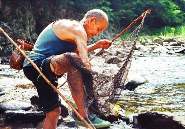 1947年，“仙人”領路，帶領我軍萬人海灘突圍