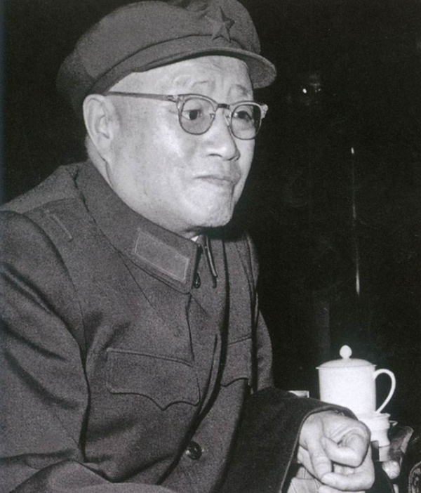 劉帥和林帥缺席授銜，中央派誰去進行補授工作？此人後來成正國級